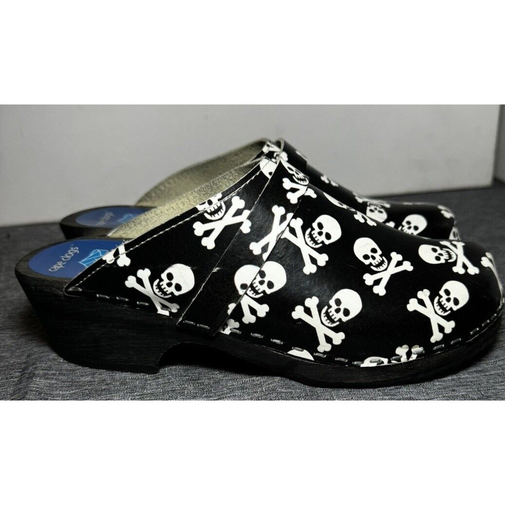 Cape Clogs 39 Black Patent Leather Wooden Scull Crossbone Comfort Swedish - Picture 3 of 9